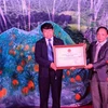 Lãnh đạo huyện Mường Chà đón nhận bằng chứng nhận di sản văn hóa phi vật thể cấp quốc gia. (Ảnh: Văn Dũng/TTXVN)