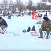 [Video] Kỳ thú mùa câu cá trên sông băng của người dân Pháp