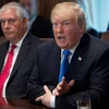 Tổng thống Mỹ Donald Trump (phải) và Ngoại trưởng Rex Tillerson (trái) tại cuộc họp ở Washington, DC ngày 20/12/2017. (Nguồn: AFP/TTXVN)