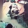 Bảo mẫu Đài Loan đẩy bé gái 8 tháng tuổi ngã sấp xuống sàn nhà. (Nguồn: Dailymail)