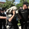 Cảnh sát Hy Lạp áp giải một sĩ quan quân đội Thổ Nhĩ Kỳ (giữa) đến tòa án ở thành phố Alexandroupolis, miền bắc Hy Lạp ngày 21/7/2016. (Nguồn: AFP/TTXVN)