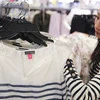 Quần áo sản xuất tại Trung Quốc được bày bán tại cửa hàng ở New York, Mỹ ngày 22/3. (Nguồn: THX/TTXVN)