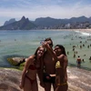  Khách du lịch trên bãi biển Ipanema ở thành phố Rio de Janeiro ngày 21/12/2016. (Nguồn: EPA/TTXVN)