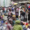 Người dân trên một đường phố ở Lagor, Nigeria. (Nguồn: AP)