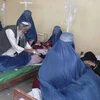 Các nữ sinh được cấp cứu sau khi hít phải khí lạ tại trường học ở miền bắc Afghanistan hồi năm 2013. (Nguồn: dailymail.co.uk)