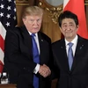 Tổng thống Mỹ Donald Trump (trái) và Thủ tướng Nhật Bản Shinzo Abe. (Nguồn: AFP/TTXVN) 