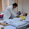 Bệnh nhân Phan Thị Kim P. đang được điều trị phục hồi chức năng tại Bệnh viện quốc tế Hoàn Mỹ (Đồng Nai). (Ảnh: Lê Xuân/TTXVN)
