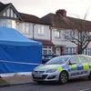 Cảnh sát điều tra tại khu vực nơi ở của doanh nhân người Nga Nikolai Glushkov tại London ngày 13/3. (Nguồn: AFP/TTXVN)