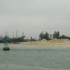 Doi cát trải dài bồi lấp luồng lạch Cửa Việt. (Ảnh: Nguyên Lý/TTXVN)