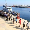 Người di cư đến từ châu Phi sau khi được lực lượng bảo vệ bờ biển Libya cứu tại vùng biển Địa Trung Hải, ngoài khời Libya ngày 29/8. (Nguồn: AFP/TTXVN)