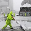  Công nhân dọn tuyết tại Boston, Massachusetts, Mỹ ngày 13/3. (Nguồn: AFP/TTXVN)