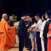 Đại sứ Việt Nam tại Nhật Bản Nguyễn Quốc Cường trao quà lưu niệm cho các nhà tài trợ buổi biểu diễn. (Ảnh: Thành Hữu/Vietnam+)