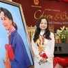 Đại sứ Luận Thùy Dương bên bức tranh cua rmột họa sỹ Myanmả vẽ chân dung bà Cố vấn Nhà nước Aung San Suu Kyi tại Triển lãm nghệ thuật "Việt Nam-Myanmar: Duyên dáng và xinh đẹp" tổ chức tại Yangon trong tháng 5/2017.