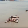 [Video] Chìm sà lan trên sông Sài Gòn, 3 người được cứu thoát