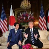 Tổng thống Mỹ Donald Trump (phải) và Thủ tướng Nhật Bản Shinzo Abe tại cuộc gặp ở Florida, Mỹ ngày 17/4. (Nguồn: AFP/TTXVN) 