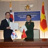 Bộ trưởng Quốc phòng Ngô Xuân Lịch và Bộ trưởng Quốc phòng Hàn Quốc Song Young-moo ký Tuyên bố tầm nhìn chung về hợp tác quốc phòng đến năm 2030. (Ảnh: Mạnh Hùng/TTXVN)