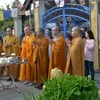 Thượng tọa Thích Phật Đạo và bà con phật tử tiến hành nghi lễ cầu siêu. (Ảnh: Bình Nguyễn/Vietnam+)