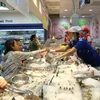 Người tiêu dùng mua sắm tại Co.opmart Chu Văn An. Thành phố Hồ Chí Minh. (Ảnh: Thanh Vũ/TTXVN)