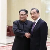 Nhà lãnh đạo Triều Tiên Kim Jong-un và Ngoại trưởng Trung Quốc Vương Nghị. (Nguồn: THX/TTXVN)