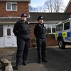 Cảnh sát Anh phong tỏa bên ngoài khu dân cư, nơi được cho là có liên quan đến vụ cựu điệp viên người Nga Sergei Skripal và con gái bị đầu độc ở Salisbury ngày 4/3. (Nguồn: AFP/TTXVN) 