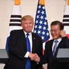 Tổng thống Hàn Quốc Moon Jae-In (phải) và Tổng thống Mỹ Donald Trump (trái) tại cuộc gặp ở Nhà Xanh ở Seoul ngày 7/11/2017. (Nguồn: AFP/TTXVN)