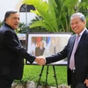  Thị trưởng Palermo, ông Leoluca Orlando và Đại sứ Cao Chính Thiện thăm Triển lãm ảnh đất nước, con người Việt Nam. (Ảnh: Quang Thanh/TTXVN)