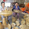Sản xuất các mặt hàng mỹ nghệ trang trí ở làng Thủy Lập, Thừa Thiên-Huế. (Ảnh: Hồ Cầu/TTXVN)