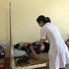 Bác sỹ thăm khám cho bệnh nhân tại bệnh viện đa khoa huyện Sông Mã. (Ảnh TTXVN phát) 