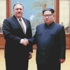  Ngoại trưởng Mỹ Mike Pompeo (trái) và nhà lãnh đạo Triều Tiên Kim Jong-un tại cuộc gặp ở Bình Nhưỡng ngày 26/4. (Nguồn: Yonhap/TTXVN)