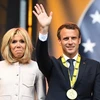 Tổng thống Pháp Emmanuel Macron (phải) và phu nhân tại lễ trao giải. (Nguồn: AFP/TTXVN)