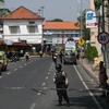 Cảnh sát gác tại hiện trường vụ đánh bom ở Surabaya, Indonesia ngày 14/5. (Nguồn: THX/TTXVN)