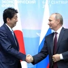 Tổng thống Nga Vladimir Putin (phải) và Thủ tướng Nhật Bản Shinzo Abe trong cuộc gặp tại Vladivostok, Nga ngày 7/9/2017. (Nguồn: AFP/TTXVN)