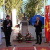 Đại sứ Nguyễn Ngọc Sơn và Quận trưởng Cerro Navia, ông Mauro Tamayo, đặt lẵng hoa mừng sinh nhật Bác. (Nguồn: ĐSQ Việt Nam tại Chile)