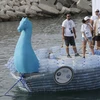 Người dân Liban đã dùng tới 21.000 chai nhựa để chế tạo con thuyền độc đáo này với khẩu hiệu "Gìn giữ di sản, bảo vệ môi trường của chúng ta". (Nguồn: THX/TTXVN)