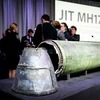 Một phần của quả tên lửa BUK-TELAR được cho là đã bắn hạ máy bay MH-17 trưng bày tại cuộc họp báo của JIT ở Bunnik, Hà Lan ngày 24/5. (Nguồn: AFP/TTXVN) 