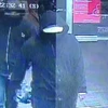 Hình ảnh do cảnh sát công bố cho thấy hai kẻ tình nghi đang đi bộ trong nhà hàng Bombay Bhel trước khi quả bom nổ tung. (Nguồn: telegraph.co.uk)