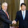 ộ trưởng Quốc phòng Nhật Bản Itsunori Onodera (phải) và người đồng cấp Mỹ James Mattis (trái). (Nguồn: Kyodo/TTXVN)