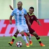 Pha tranh bóng giữa cầu thủ Arquimedes Figuera (phía sau) của Venezuela và Javier Mascherano của Argentina trong một trận đấu năm 2016. (Nguồn: AFP/TTXVN)