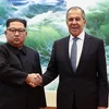 Ngoại trưởng Nga Sergei Lavrov (phải) và nhà lãnh đạo Triều Tiên Kim Jong Un tại cuộc gặp ở Bình Nhưỡng ngày 31/5. (Nguồn: AFP/TTXVN)