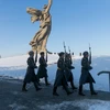  Binh sỹ Nga diễu hành kỷ niệm 75 năm chiến thắng lịch sử Stalingrad tại Volgograd, ngày 2/2. (Nguồn: THX/TTXVN)