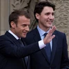 Tổng thống Pháp Emmanuel Macron (ảnh, trái) cam kết sẽ thảo luận thẳng thắn và hiệu quả với Tổng thống Donald Trump tại G7. (Nguồn: EPA/TTXVN)