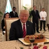 Tổng thống Mỹ Donald Trump mỉm cười trước chiếc bánh sinh nhật trong bữa ăn trưa làm việc với thủ tướng Singapore Lý Hiển Long ngày 11/6. (Nguồn: Reuters)