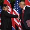 Tổng thống Mỹ Donald Trump (phải) và nhà lãnh đạo Triều Tiên Kim Jong-un tại cuộc gặp thượng đỉnh Mỹ- Triều ở Singapore ngày 12/6. (Nguồn: YONHAP/ TTXVN)