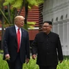  Tổng thống Mỹ Donald Trump (trái) và Nhà lãnh đạo Triều Tiên Kim Jong-un tại cuộc gặp lịch sử ở Sentosa, Singapore ngày 12/6. (Nguồn: AFP/TTXVN)