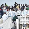 Tàu cứu hộ Aquarius của Tổ chức SOS Mediterranee chở người di cư được giải cứu trên Địa Trung Hải ngày 12/6. (Nguồn: EPA-EFE/TTXVN)