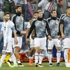  Nỗi buồn trên gương mặt cầu thủ Lionel Messi (trái) và đồng đội khi Argentina để thua 0-3 trước Croatia trong trận đấu ở Nizhny Novgorod, Nga ngày 21/6. (Ảnh: THX/TTXVN)