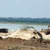 Hoạt động khai thác cát khó kiểm soát ở lòng hồ Dầu Tiếng. (Ảnh: Thanh Tân/TTXVN)