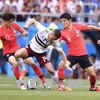 Tuyển thủ Mexico Javier Hernandez (số 14) giữa vòng vây của các cầu thủ đội tuyển Hàn Quốc trong trận đấu ở bảng F, Vòng chung kết World Cup 2018, diễn ra tại Rostov-on-Don, Nga, ngày 23/6. (Nguồn: THX/TTXVN)
