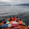  Lực lượng cứu hộ tìm kiếm các nạn nhân mất tích trong vụ lật tàu trên hồ Toba ngày 20/6. (Nguồn: AFP/TTXVN)