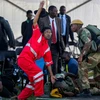 Nhân viên cứu hộ và những người bị thương trong vụ nổ tại Bulawayo. (Nguồn: Reuterso)